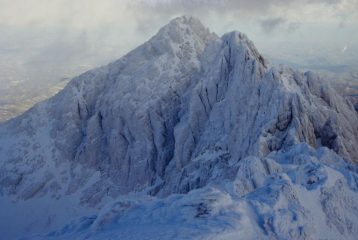 panorami dalla cima : Corno Grande Vetta Orientale (a sinistra) e Vetta Centrale (al centro) (1-1-1995)