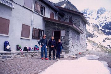 Stelvio, Sandro e Marianna al Rifugio Baroni (22-5-1999)