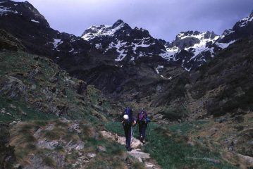 Marianna e Sandro in salita verso il Rifugio Baroni (22-5-1999)