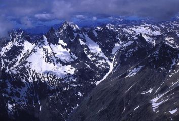 panorami dalla cima : il Pizzo del Diavolo di Tenda (al centro) (23-5-1999)