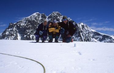 Marianna, Sandro e Stelvio in vetta al Pizzo Sella (autoscatto) (25-6-1999)