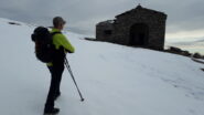 al santuario della Vardetta  c'e' giusto una scarpa di neve..