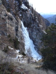 La cascata di taglio (ben visibili i 3 risalti che la compongono, non visibile il breve saltino iniziale)