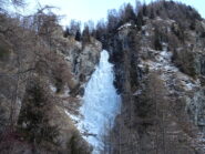 La cascata frontalmente