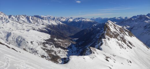 Il panorama poco oltre la sella raggiunta