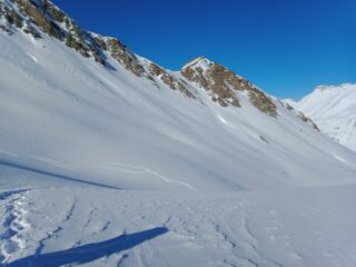 qualche lastra sotto le rocce...