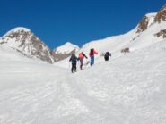 In marcia verso la Punta di Valrossa all'orizzonte