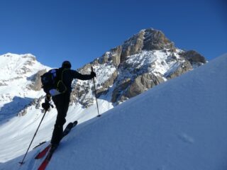 Poco sotto la cima orientale del Roir Alp, con la Meyna sullo sfondo