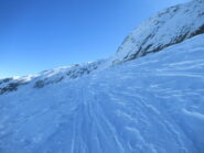 Al centro lo stretto  passaggio della balza che porta al ghiacciaio superiore