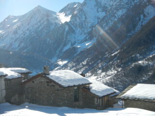 sullo sfondo il Passo della Longia e Cima Frappier