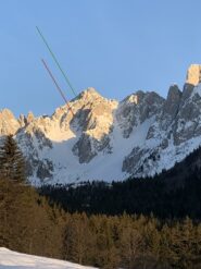 Cima Mengol al tramonto. Linea rossa canalino originale di attacco alla cresta, linea verde secondo canale da noi seguito.