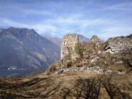 Resti del castello di Susey e rilievi della zona.