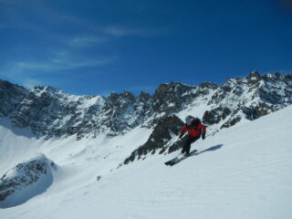 discesa su bella neve primaverile