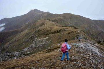 Scendendo lungo la cresta Nord del monte Jurin