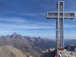 Croce di vetta e Monviso sullo sfondo