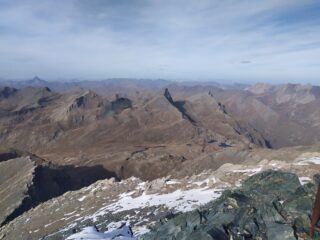 Panorama sulle Alpi francesi con al centro l'aguzzo Roc de la Niera