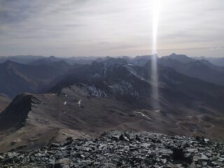 In primo piano la Testa di Malacosta e sullo sfondo Brec e Aiguille de Chambeyron