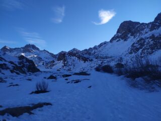 Il pianoro di Traversagn sovrastato a destra dal Pelvo di Chiausis e al fondo da Rocca la Marchisa