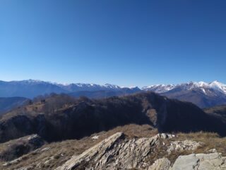 Panorama sulla cresta al confine con la Francia dal Frontè alla Cima di Pertegà