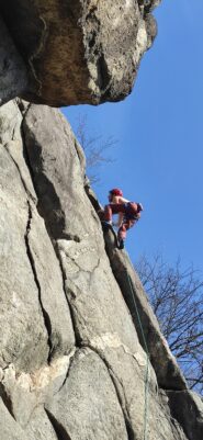 Carlo Giuliberti in riscaldamento sulla Fessura dei Calabroni 