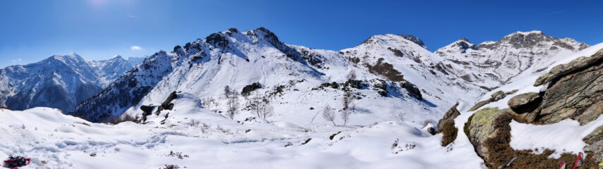 Panoramica con in primo piano Rocca Tumulera e subito dietro le Torri d'Ovarda