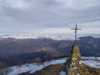 Vista verso la piana di Albenga nascosta dal mare di nuvole e il Monte Galero