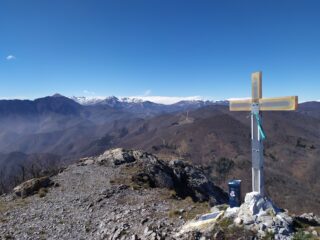 Vista dalla Rocca Barbena sul Galero e le Alpi Liguri innevate