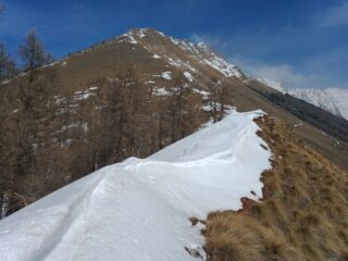 cornice prima del ripetitore si passa a dx per erba scivolosa e qualche buco, in fondo di vede bene la traccia innevata e i canali da attraversare