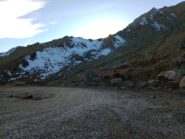 Dal Piazzale fine strada si vede l'Alpe Pistone Superiore e i nevai rimasti (expo nord-est) e sulla dx la evidente zona priva di neve per salire al Costone (variante intuitiva consigliata)