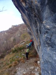 il sentiero costeggia una balza rocciosa 