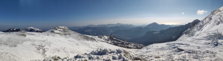 Panoramica dalla base del Monte Grosso: a sinistra il Mussiglione al centro il Galero, in fondo la Liguria ed il mare