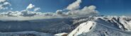 Panoramica lato ovest. In fondo a sinistra, la costa azzurra, poi l'alta Valle Tanaro, la dorsale pelata del Pizzo d'Ormea, a destra il Mondolè