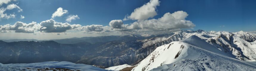 Panoramica lato ovest. In fondo a sinistra, la costa azzurra, poi l'alta Valle Tanaro, la dorsale pelata del Pizzo d'Ormea, a destra il Mondolè