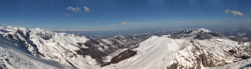 Panoramica a NE: da sinistra, la dorsale verso cima Ciuaiera, al centro il vallone verso il bivacco Manolino, più a destra il Monte Grosso, infine la cima del Bric Mindino