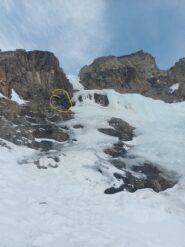 Sosta abbandonata per spezzare la calata del 3° tiro (nella zona gialla)..sx faccia a monte