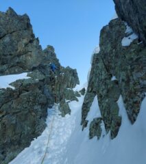 passo di misto di L4, oltre si effettua un traverso su neve in direzione sosta