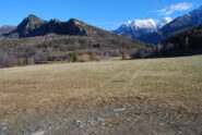 Il grande pianoro del Col d’Arlaz con in primo piano la cresta boschiva con Mont de Ros e Mont d’Arbaz