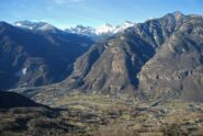 Dal belvedere poco prima il Col d’Arlaz: Champdepraz, l’imbocco dell’omonimo vallone e la cresta del M. Avic