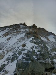 Davanti il piccolo gendarme e, in cima, la vetta