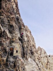 Il piccolo ricovero militare e la scala finale che porta alla Cima Dronero