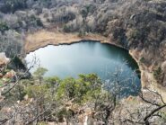 Il lago da un punto panoramico che lo sovrasta sul lato nord.