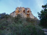 Sotto la rocca appena iniziato il sentiero