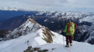 La traccia sulla cresta che prosegue verso il Piazzo ,vista dal Mellasc.