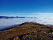 il mare di nebbia verso la costa ligure