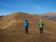 verso la cima su ampi pratoni 