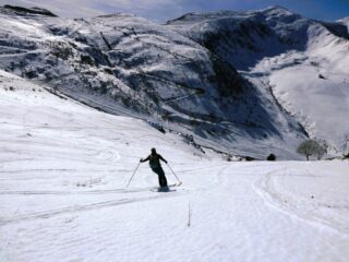 Neve ben sciabile sul pendio sotto le 