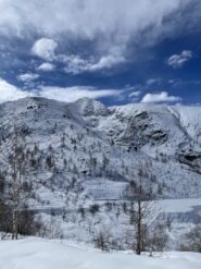 La discesa vista dalla strada sotto delle cave.