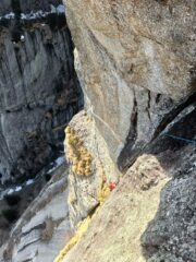 Secondo tiro di 6b: camino visto dall'uscita della grotta