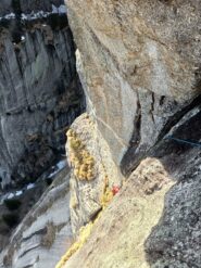 Secondo tiro di 6b: camino visto dall'uscita della grotta