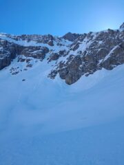 l'articolato canalone sbarrato dalle rocce. l'uscita in cresta è al centro della foto